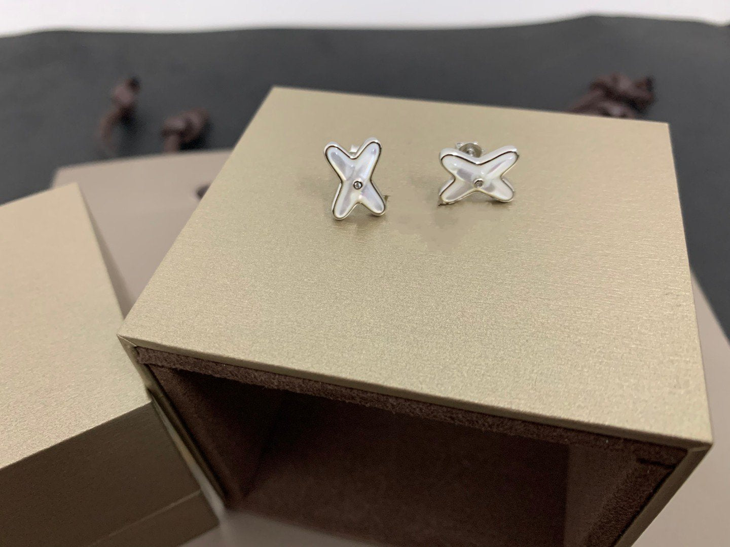[Clover Jewelry]JEUX DE WHITE MOP SILVER DIAMOND EARRINGS